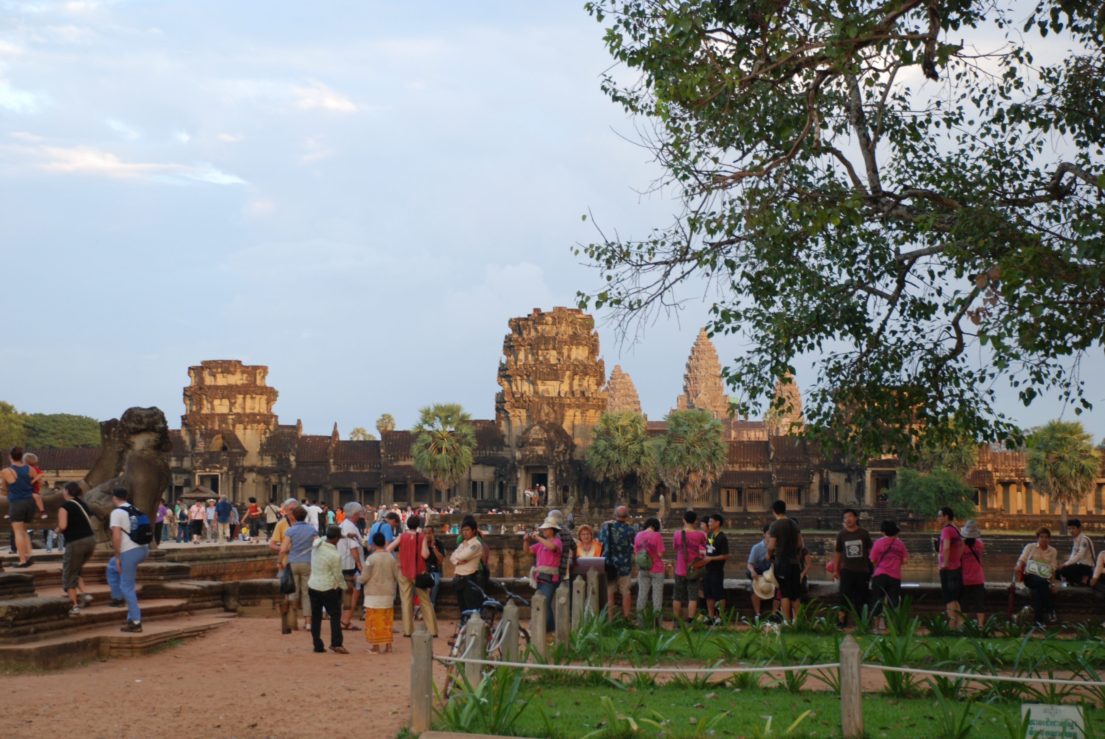 2010.11.23 - Site visit Angkor Wat 259 by Chanthul Suos2